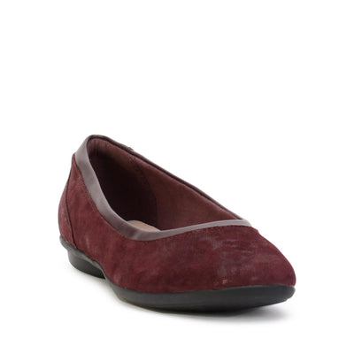 clarks-womens-flat-shoes-gracelin-mara-aubergine-suede-26128607-3/4shot